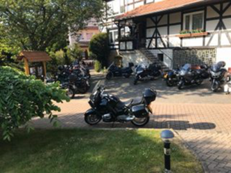 Foto mehrerer Motorräder vor einem Haus